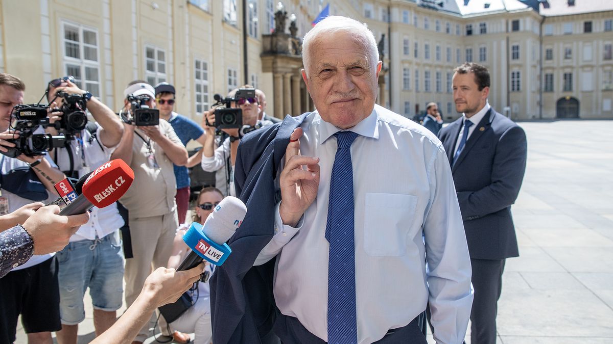 Exprezidenta Václava Klause pustili z nemocnice do domácího léčení